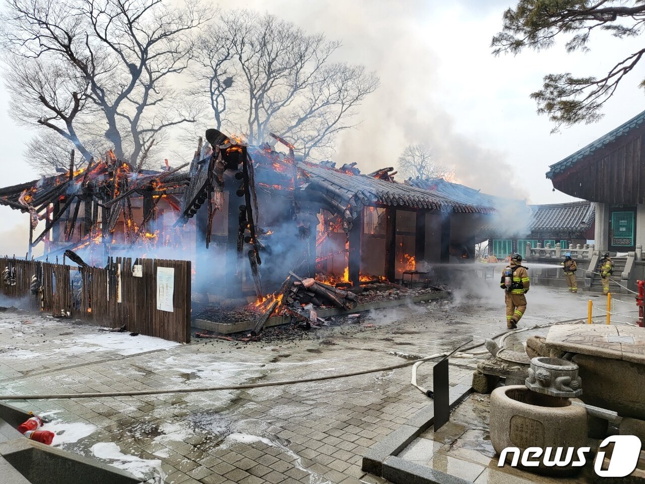 본문 이미지 - 17일 오후 경기도 안양시 만안구 석수동 관악산 내 사찰 삼막사에서 화재가 발생, 안양소방서 대원들이 화재 진압을 하고 있다. (경기소방재난본부 제공) 2022.3.17/뉴스1