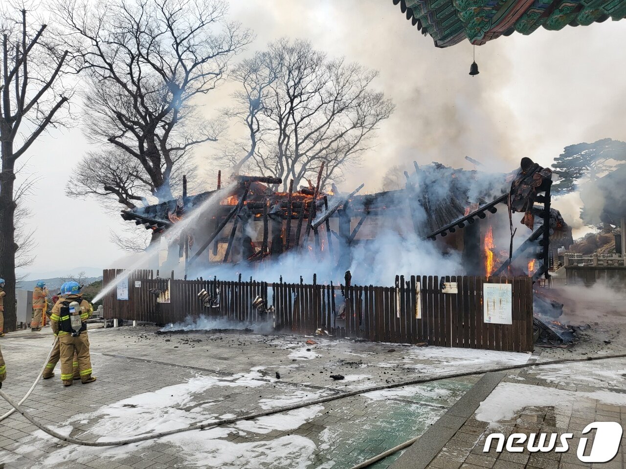 본문 이미지 - 17일 오후 경기도 안양시 만안구 석수동 관악산 내 사찰 삼막사에서 화재가 발생, 안양소방서 대원들이 화재 진압을 하고 있다. (경기소방재난본부 제공) 2022.3.17/뉴스1