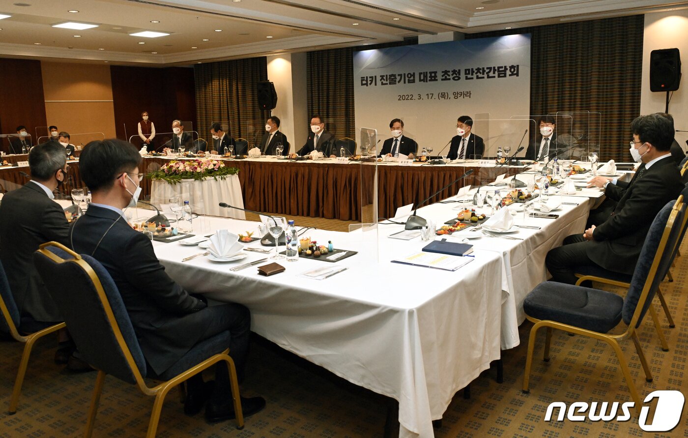 본문 이미지 - 김부겸 국무총리가 17일(현지시간) 오후 터키 앙카라 루갈 호텔에서 열린 기업인 만찬간담회에 참석했다. (총리실 제공) ⓒ 뉴스1