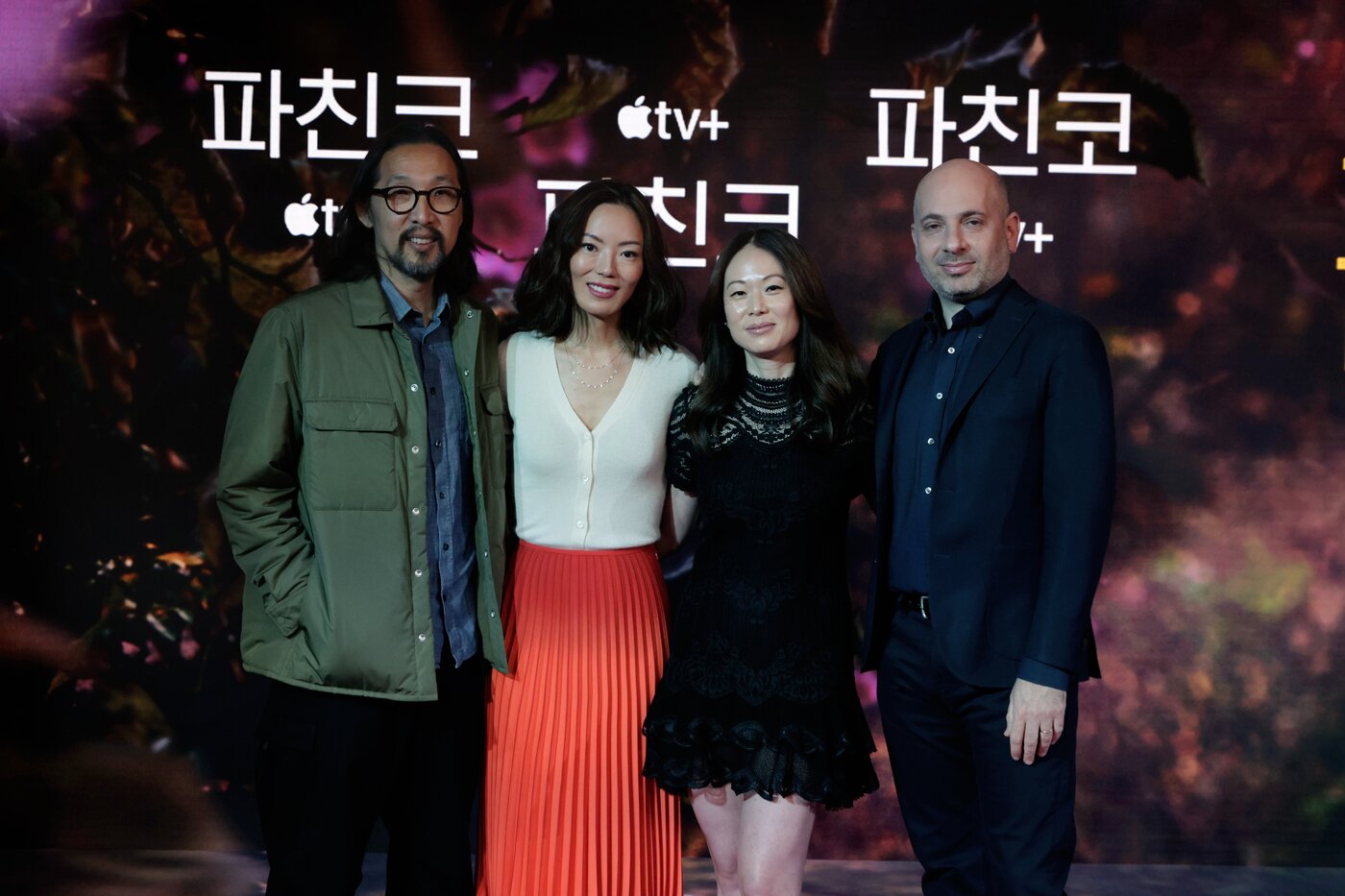 본문 이미지 - (왼쪽부터) 코고나다 감독, 테레사 강 총괄 프로듀서, 수 휴 총괄 제작 및 각본가 ,마이클 엘렌버그 총괄 프로듀서 / 사진제공=애플TV ⓒ 뉴스1