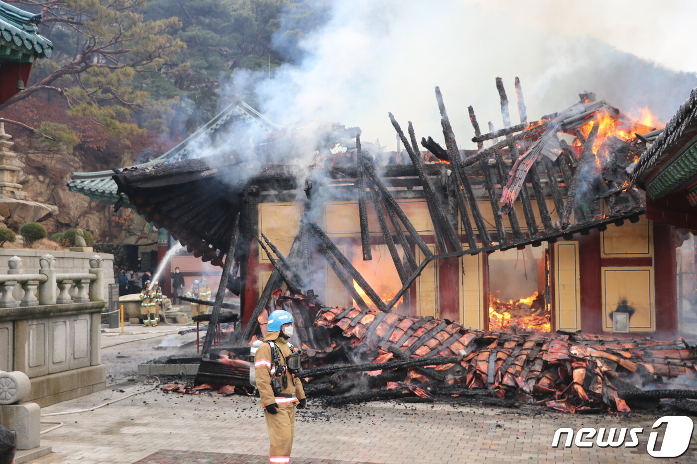 본문 이미지 - 17일 오후 경기도 안양시 만안구 석수동 관악산 내 사찰 삼막사에서 화재가 발생, 안양소방서 대원들이 화재 진압을 하고 있다. (경기소방재난본부 제공) 2022.3.17/뉴스1