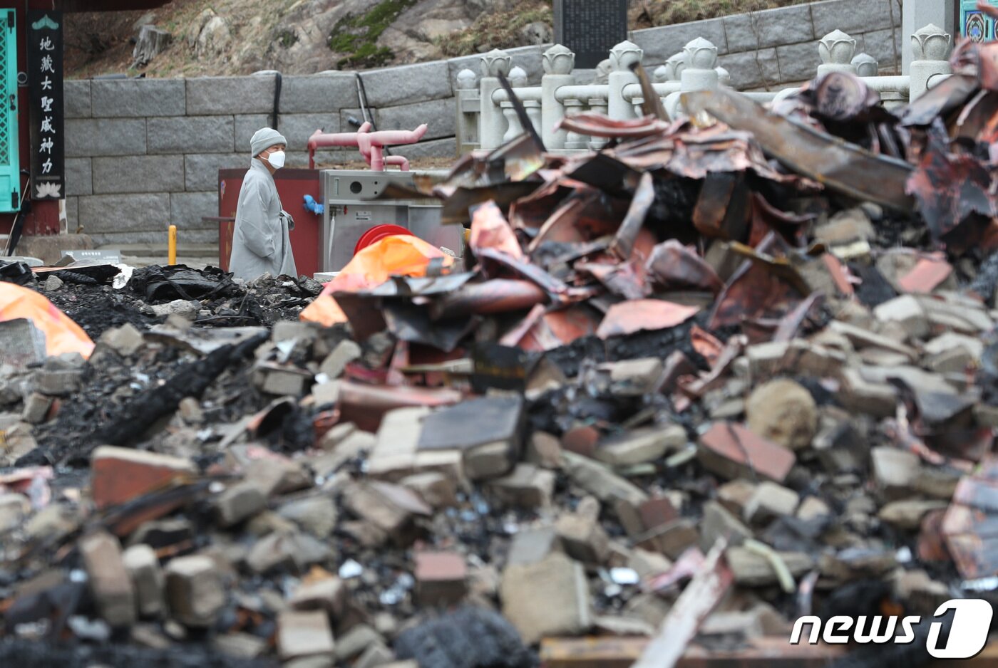 본문 이미지 - 18일 오전 경기 안양 만안구 삼막사에서 한 스님이 전소된 종무소(사찰 사무실)를 보고 있다. 2022.3.18/뉴스1 ⓒ News1 김영운 기자