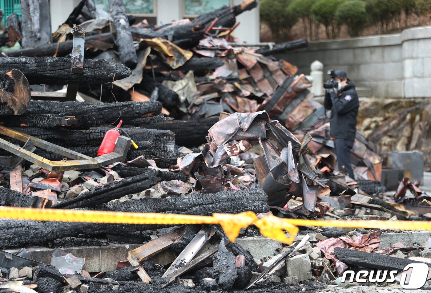 본문 이미지 - 18일 오전 경기 안양 만안구 삼막사에서 남부청 과학수사대 화재팀과 소방당국이 현장 감식을 하고 있다. 2022.3.18/뉴스1 ⓒ News1 김영운 기자