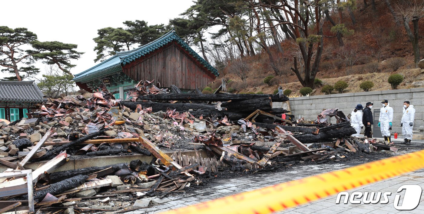 본문 이미지 - 18일 오전 경기 안양 만안구 삼막사에서 남부청 과학수사대 화재팀과 소방당국이 현장 감식을 하고 있다. 2022.3.18/뉴스1 ⓒ News1 김영운 기자