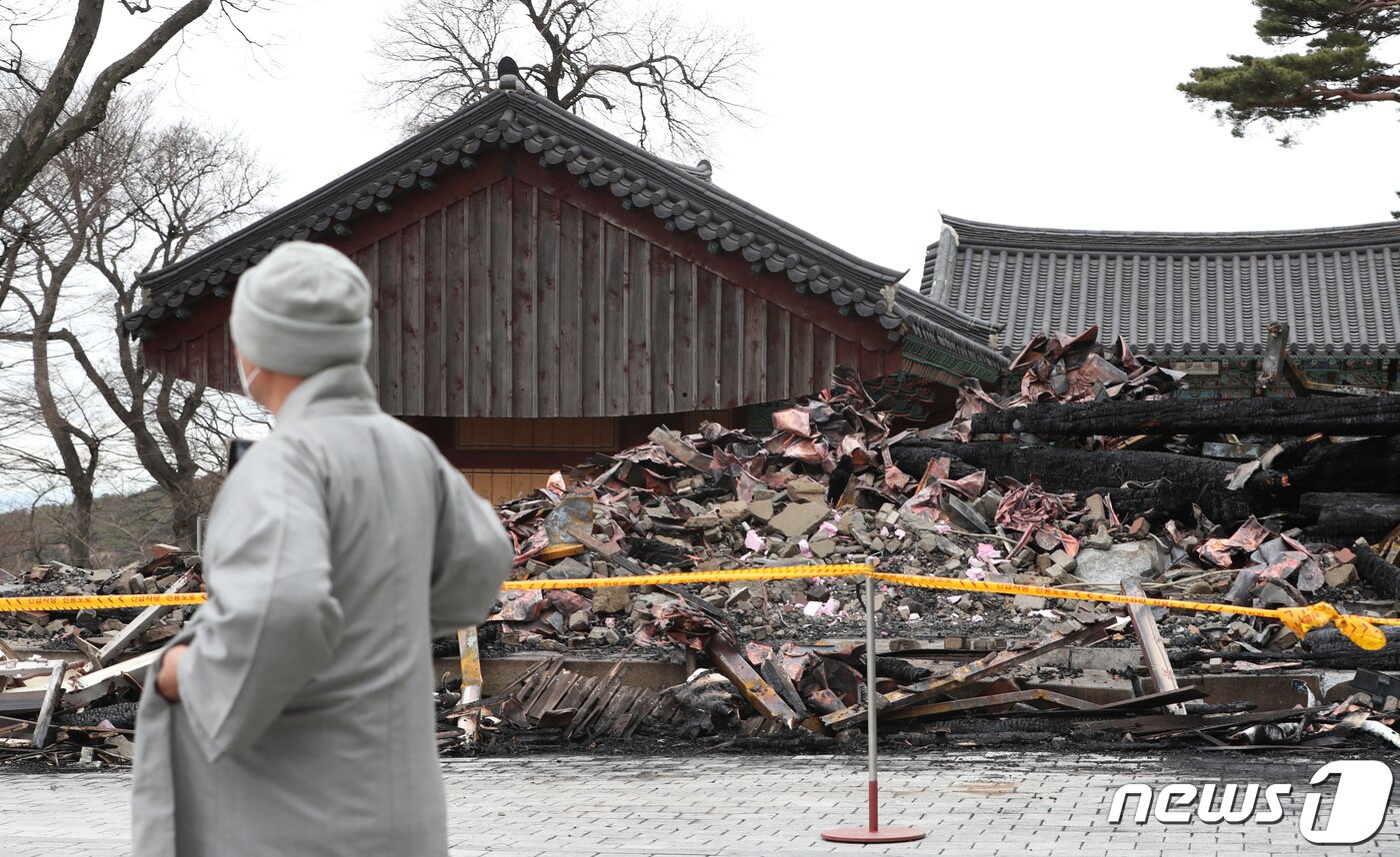 본문 이미지 - 18일 오전 경기 안양 만안구 삼막사에서 한 스님이 전소된 종무소(사찰 사무실)를 보고 있다. 2022.3.18/뉴스1 ⓒ News1 김영운 기자