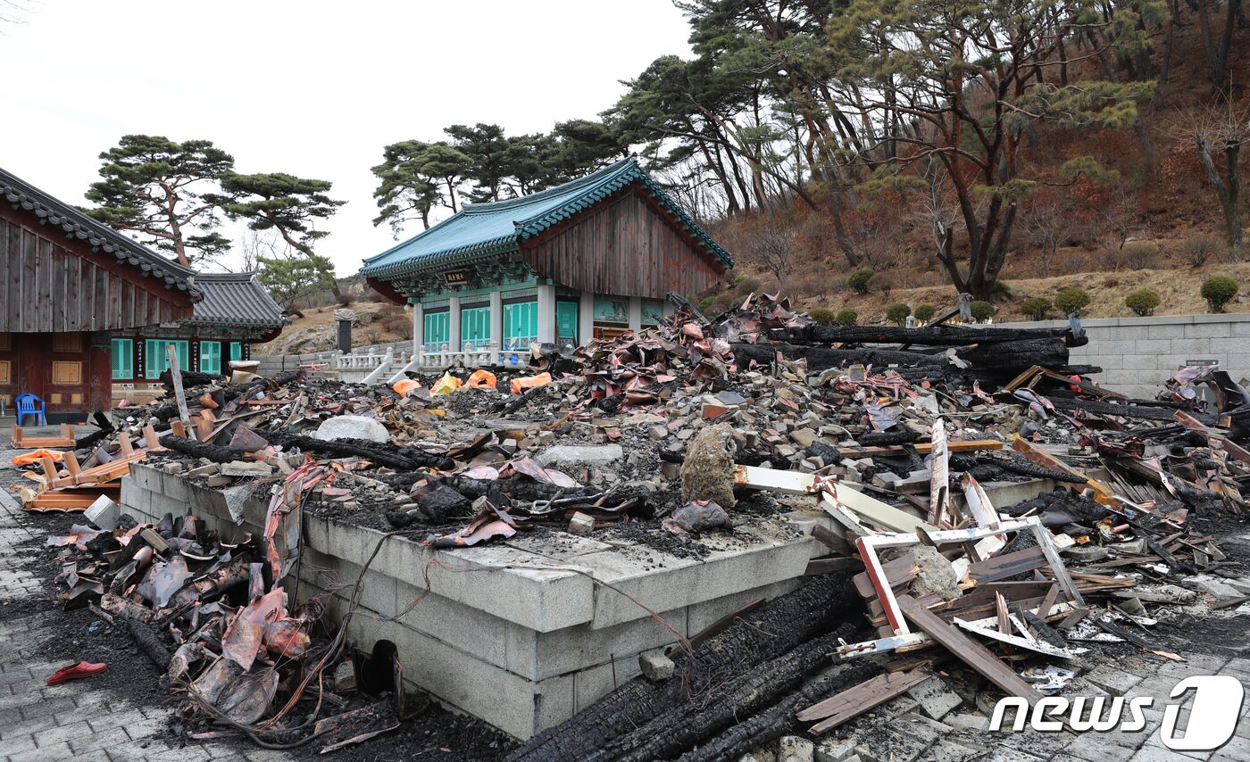 본문 이미지 - 18일 오전 경기 안양 만안구 삼막사 종무소(사찰 사무실)가 전소돼 있다. 소방당국에 따르면 이번 화재는 삼막사 종무소에서 시작돼 해당 건물이 모두 소실됐지만 다른 건물과 문화재 등 추가 피해는 없다. 2022.3.18/뉴스1 ⓒ News1 김영운 기자