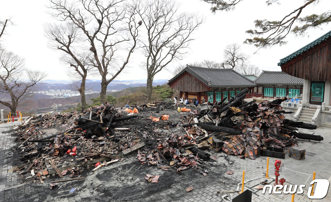 본문 이미지 - 18일 오전 경기 안양 만안구 삼막사 종무소(사찰 사무실)가 전소돼 있다. 소방당국에 따르면 이번 화재는 삼막사 종무소에서 시작돼 해당 건물이 모두 소실됐지만 다른 건물과 문화재 등 추가 피해는 없다. 2022.3.18/뉴스1 ⓒ News1 김영운 기자