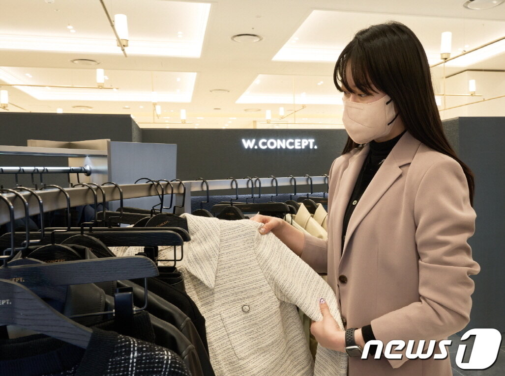 본문 이미지 - 신세계백화점은 경기점 3층에서 온라인 패션 플랫폼 W컨셉&#40;W CONCEPT&#41;의 첫 오프라인 매장을 백화점 최초로 선보였다.&#40;신세계백화점 제공&#41; 2022.3.18/뉴스1