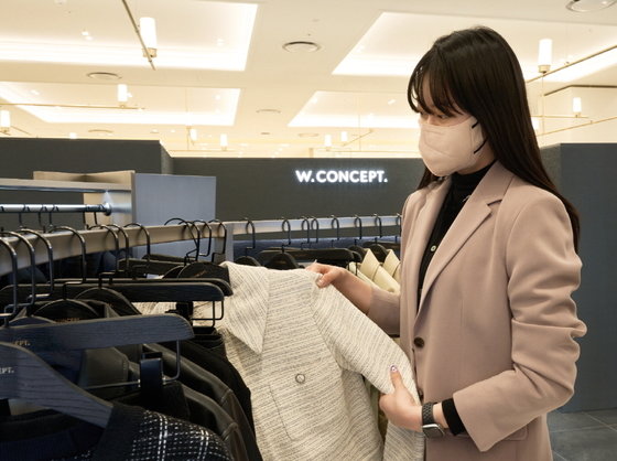 본문 이미지 - 신세계백화점은 경기점 3층에 위치한 온라인 패션 플랫폼 &#39;W컨셉&#39;의 오프라인 매장. &#40;신세계백화점 제공&#41; 2022.3.18/뉴스1