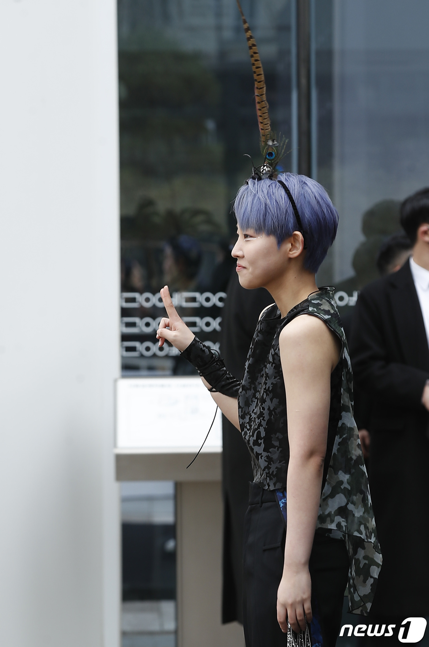 (서울=뉴스1) 권현진 기자 = 댄서 노원이 18일 서울 종로구 서울공예박물관에서 열린 '2022 F/W 서울패션위크 C-ZANNE’ 패션쇼에 참석해 포즈를 취하고 있다. 2022 …