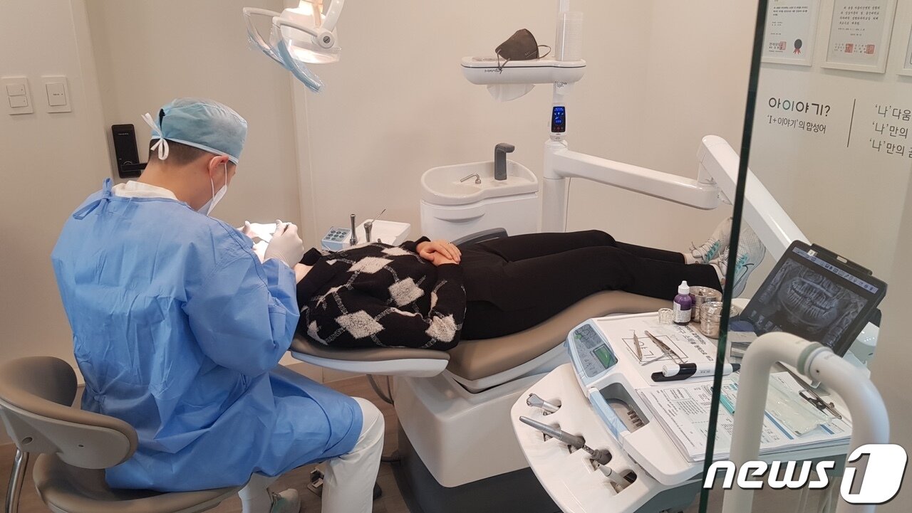본문 이미지 - 2월 3일 취재진이 치과에서 구강검진을 받고 있는 모습 ⓒ 뉴스1 신윤하 기자