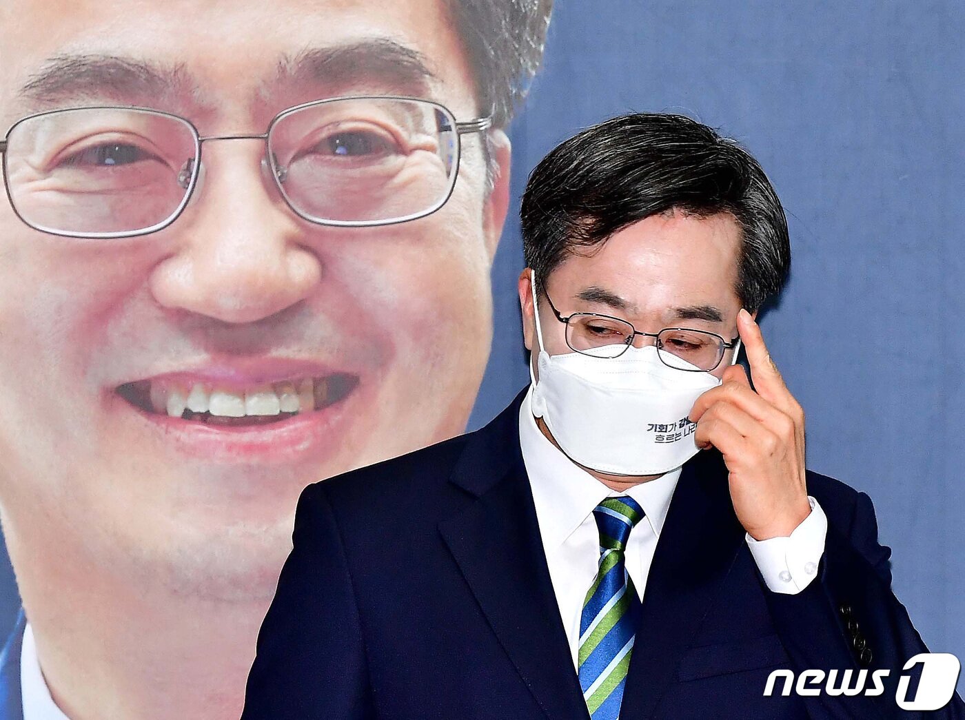 본문 이미지 - 김동연 새로운물결 대선 후보가 2일 서울 영등포구 선거 캠프에서 기자회견을 열고 후보 사퇴 및 이재명 더불어민주당 후보에 대한 지지 의사를 밝히기 앞서 잠시 생각에 잠겨 있다. 2022.3.2/뉴스1 ⓒ News1 이동해 기자