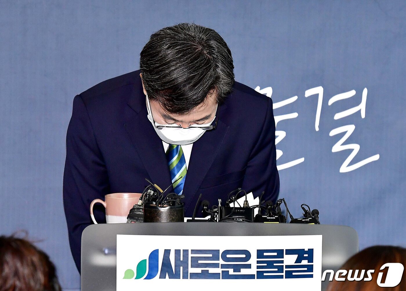본문 이미지 - 김동연 새로운물결 대선 후보가 2일 서울 영등포구 선거 캠프에서 기자회견을 열고 후보 사퇴 및 이재명 더불어민주당 후보의 지지 의사를 밝힌 뒤 인사하고 있다. 2022.3.2/뉴스1 ⓒ News1 이동해 기자