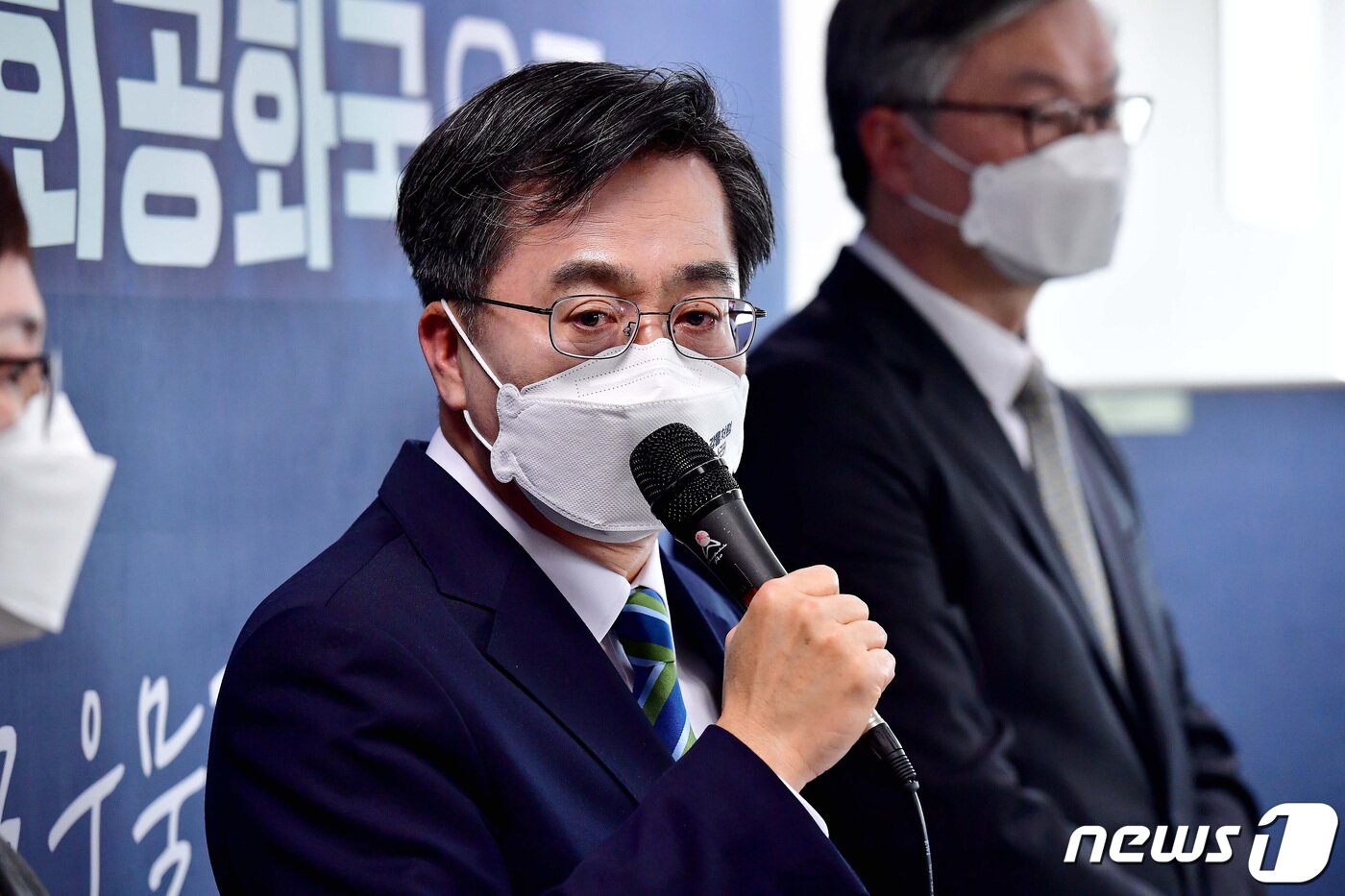 본문 이미지 - 김동연 새로운물결 대선 후보가 2일 서울 영등포구 선거 캠프에서 기자회견을 열고 후보 사퇴 및 이재명 더불어민주당 후보의 지지 의사를 밝히고 있다. 2022.3.2/뉴스1 ⓒ News1 이동해 기자