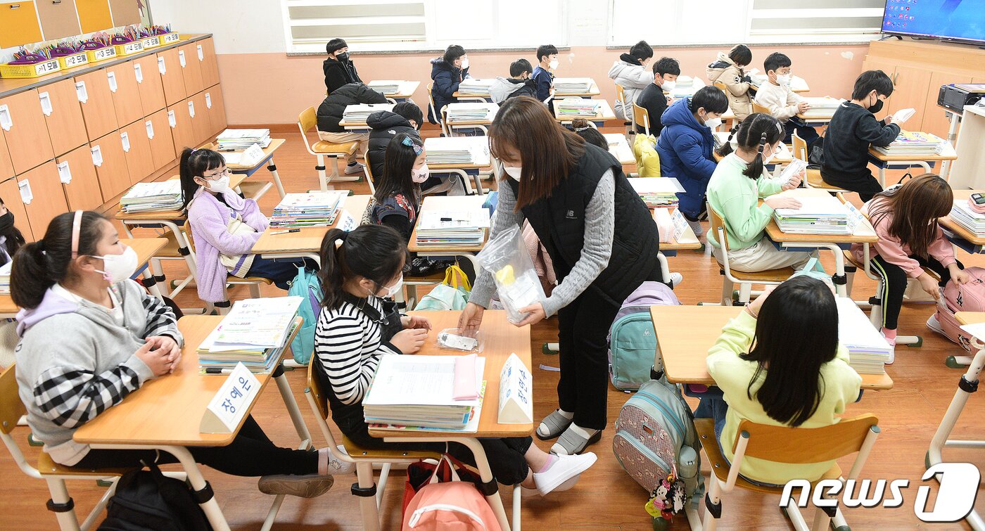 본문 이미지 - 새 학기 전면 등교 첫 날인 2일 오전 제주시 월랑초등학교 3학년 교실에서 학생들이 자가진단키트 교육을 받고 있다.2022.3.2/뉴스1 ⓒ News1 오현지 기자