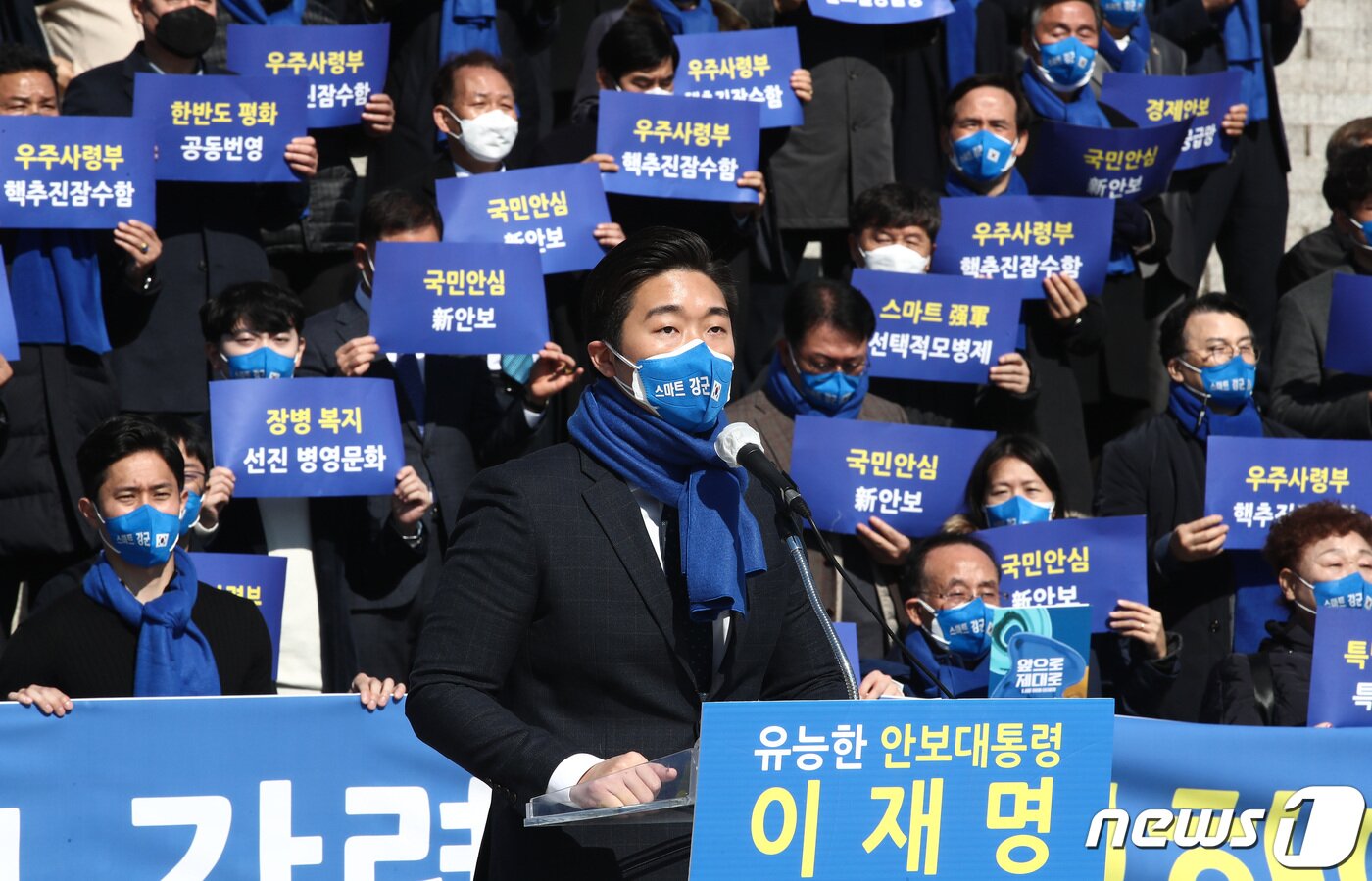 본문 이미지 - 백범 김구 선생의 증손자 김용만 씨가 2일 오전 서울 여의도 국회 본관 앞에서 열린 '예비역 장병·유공자 후손 및 참전용사 등 7만명 이재명 후보 지지선언' 행사에서 이 후보에 대한 지지선언을 하고 있다. 2022.3.2/뉴스1 ⓒ News1 구윤성 기자