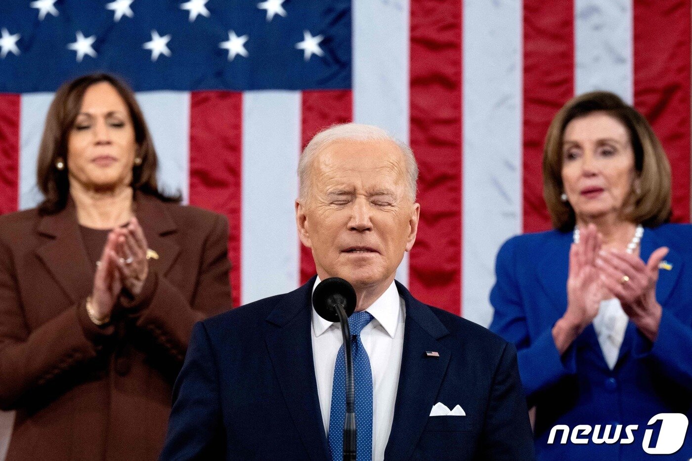 본문 이미지 - 미국 권력서열 1,2,3위가 한자리에 모였다. 조 바이든 미국 대통령이 상·하원 합동회의에서 가진 취임 후 첫 국정연설서 카멀라 해리스 부통령과 낸시 펠로시 하원의장이 박수를 치고 있다. ⓒ AFP=뉴스1 ⓒ News1 우동명 기자