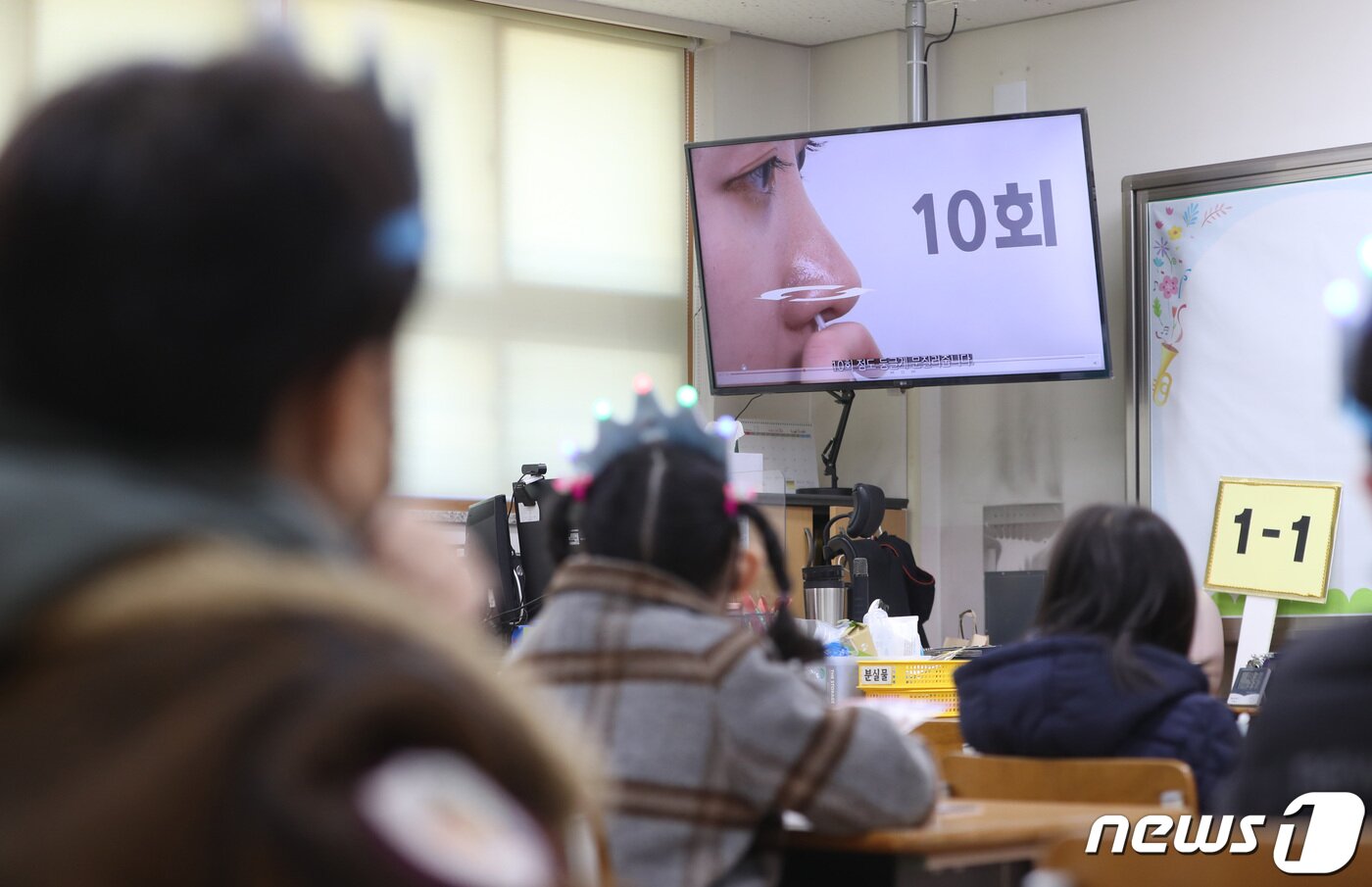 본문 이미지 - 2022학년도 새 학기가 시작된 2일 오전 경기도 수원시 팔달구 매여울초등학교에서 열린 입학식에서 1학년 신입생들이 코로나19 자가검사키트 사용법을 배우고 있다. 2022.3.2/뉴스1 ⓒ News1 김영운 기자