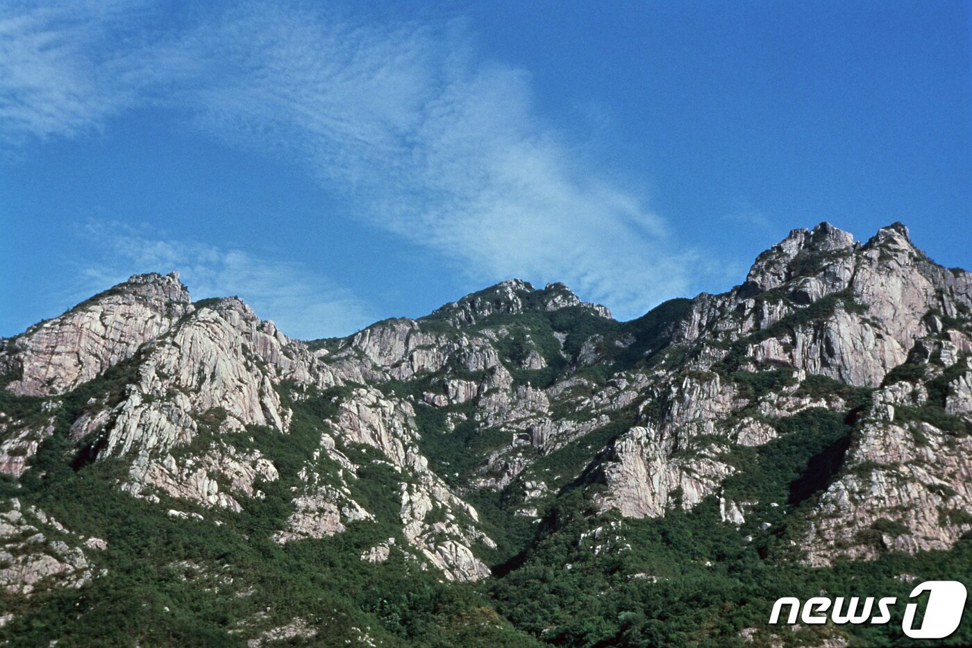 본문 이미지 - 천황사입구에서 바라본 천황봉(가운데), 사자봉(왼쪽), 장군봉(오른쪽). 병풍처럼 펼쳐진 바위제국의 위용이 압도적이다 ⓒ 뉴스1