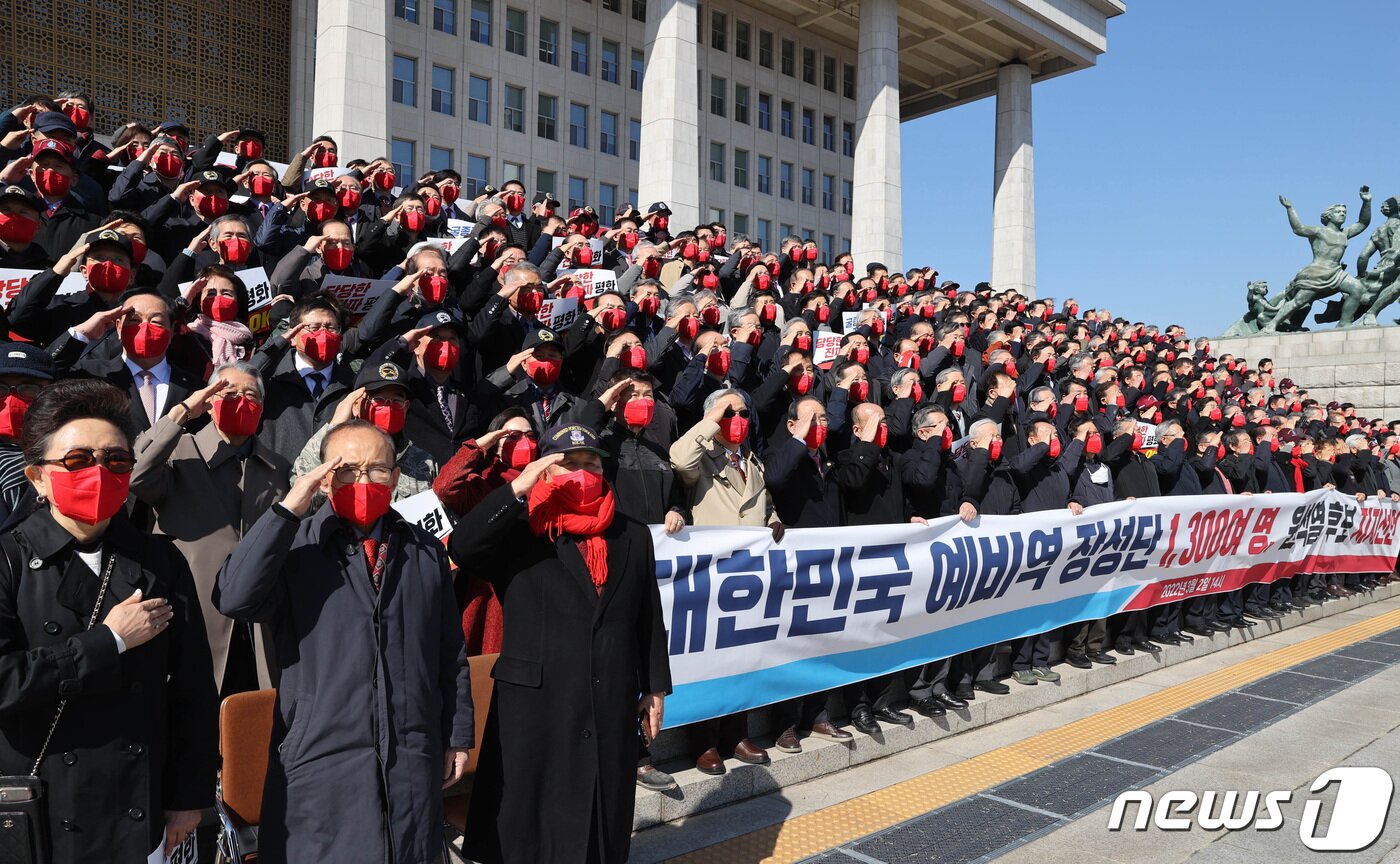 본문 이미지 - 2일 오후 서울 여의도 국회 본관 앞에서 열린 '예비역 장성 1,300여명 윤석열 국민의힘 대선 후보 지지선언' 행사에서 참석자들이 거수경례를 하고 있다. 2022.3.2/뉴스1 ⓒ News1 구윤성 기자