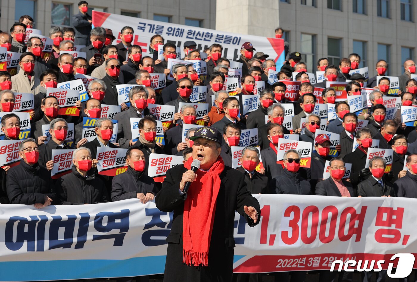 본문 이미지 - 2일 오후 서울 여의도 국회 본관 앞에서 열린 '예비역 장성 1,300여명 윤석열 국민의힘 대선 후보 지지선언' 행사에서 이상훈 전 국방부 장관이 발언하고 있다. 2022.3.2/뉴스1 ⓒ News1 구윤성 기자
