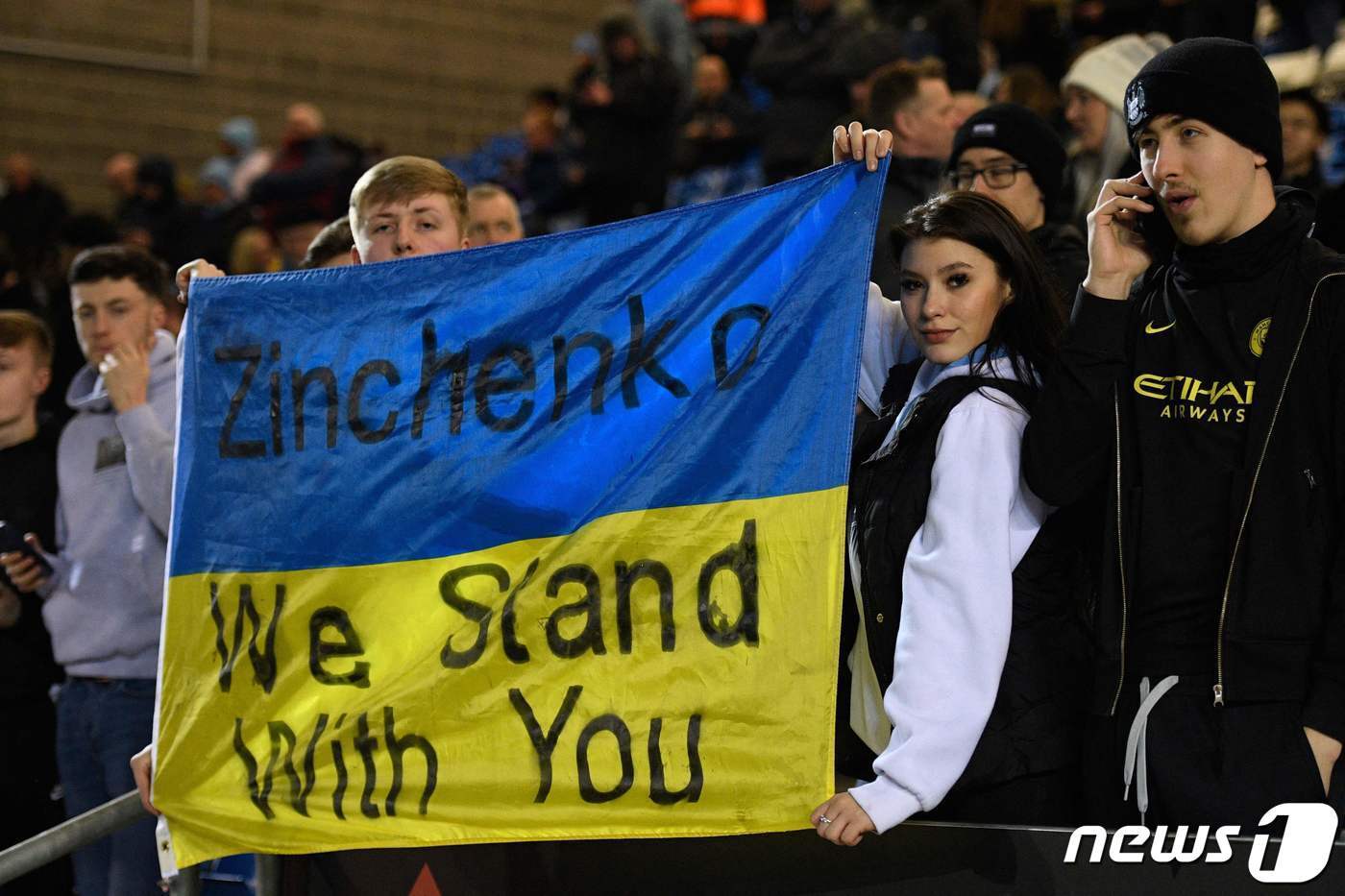 본문 이미지 - 진첸코를 향한 지지 메시지를 보여준 EPL 팬들.  ⓒ AFP=뉴스1