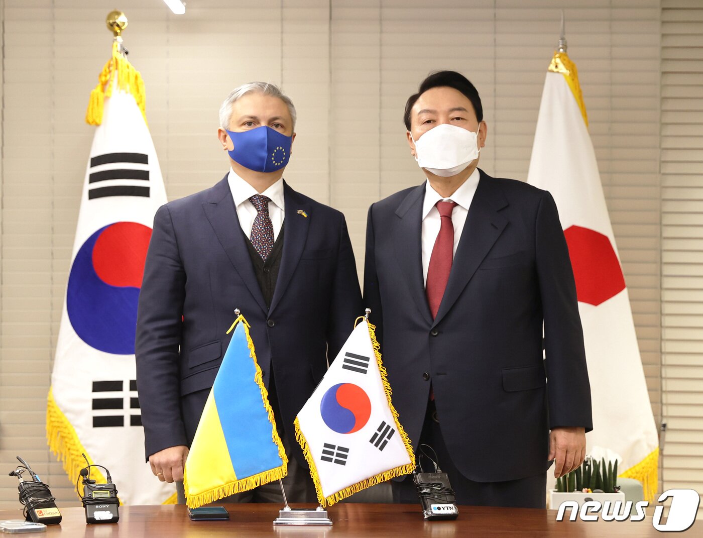 본문 이미지 - 윤석열 국민의힘 대선 후보가 2일 오후 서울 여의도 중앙당사에서 드미트로 포노마렌코 주한 우크라이나 대사를 접견하고 있다. 2022.3.2/뉴스1 ⓒ News1 구윤성 기자