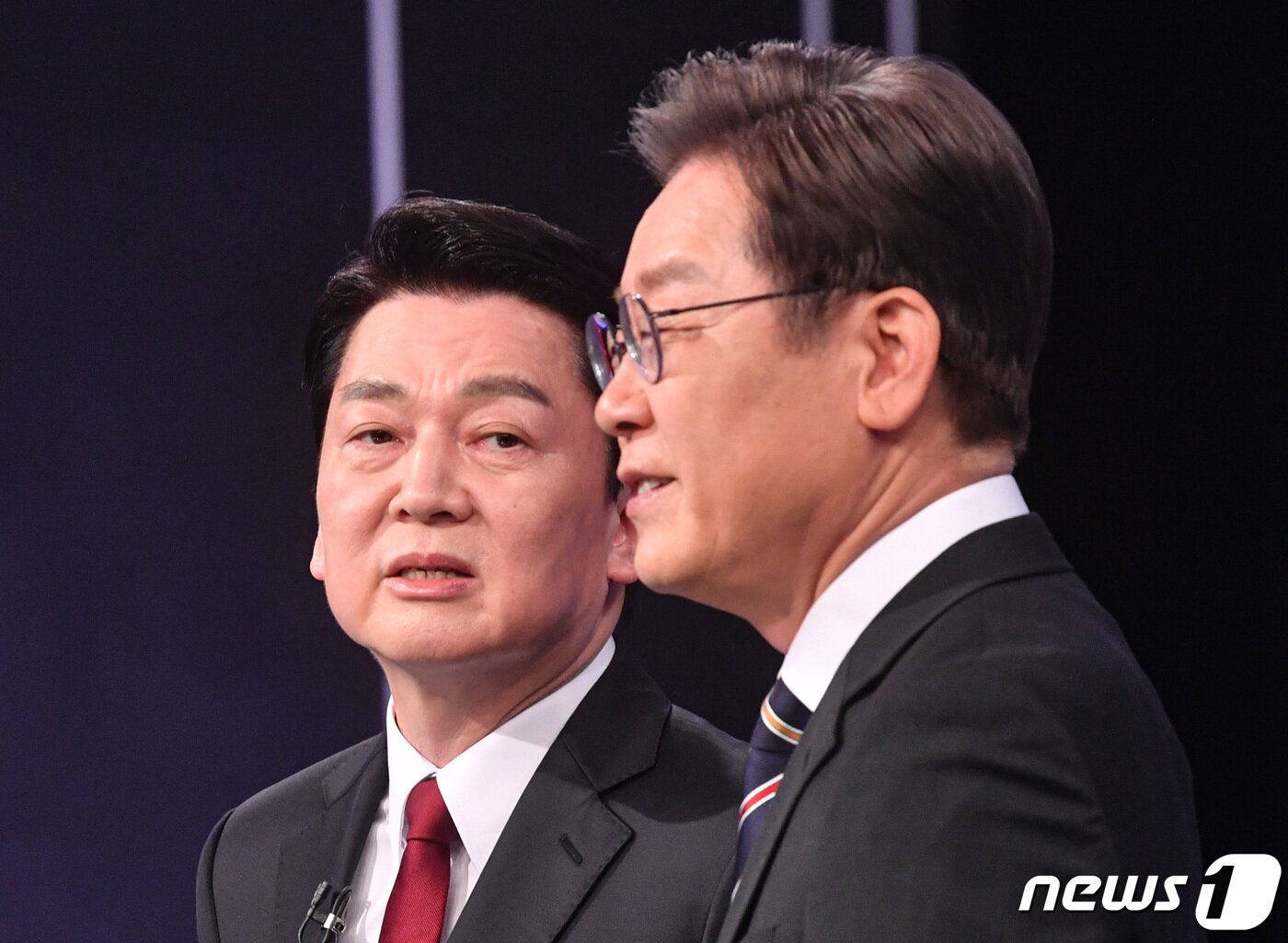 본문 이미지 - 이재명 더불어민주당 대선 후보와 안철수 국민의당 대선 후보가 2일 오후 서울 여의도 KBS 본관에서 열린 중앙선거방송토론위원회 주관 제20대 대통령선거 후보 초청 3차 법정 TV 토론회를 앞두고 대화하고 있다. 2022.3.2/뉴스1 ⓒ News1 이동해 기자