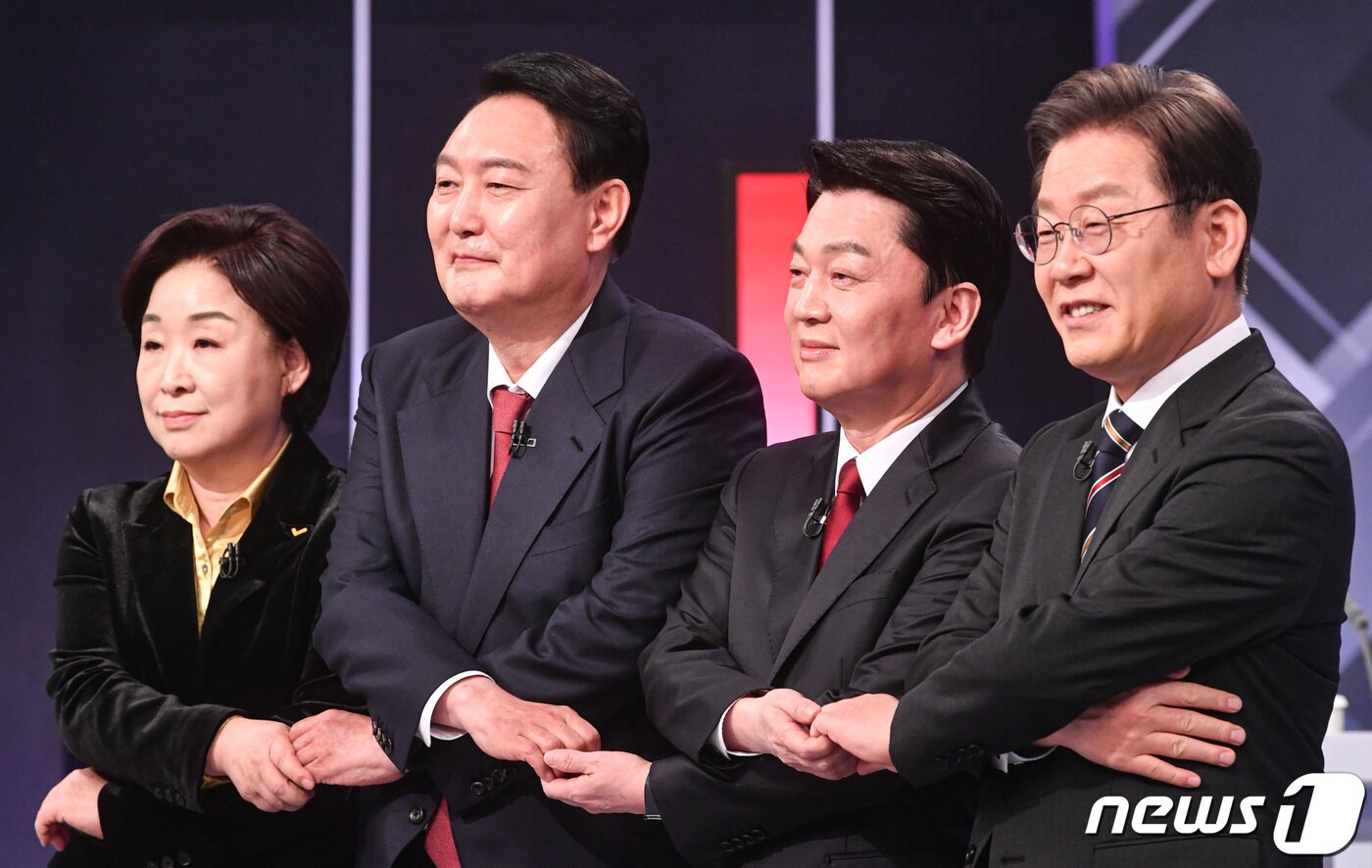 본문 이미지 - 제20대 대통령 선거를 일주일 앞둔 2일 오후 서울 여의도 KBS에서 중앙선거방송토론위원회 주관으로 열린 제20대 대선 후보자 토론회에서 각 당 후보들이 토론회 시작에 앞서 기념촬영을 하고 있다. 왼쪽부터 심상정 정의당 후보, 윤석열 국민의힘 후보, 안철수 국민의당 후보, 이재명 더불어민주당 후보. 2022.3.2/뉴스1 ⓒ News1 이동해 기자