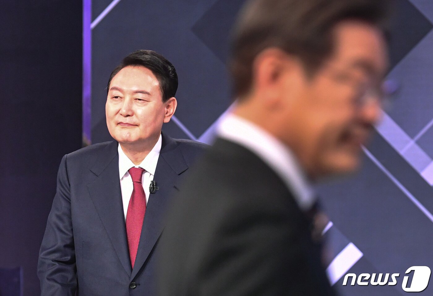 본문 이미지 - 윤석열 국민의힘 대선 후보와 이재명 더불어민주당 대선 후보가 2일 오후 서울 여의도 KBS 본관에서 열린 중앙선거방송토론위원회 주관 제20대 대통령선거 후보 초청 3차 법정 TV 토론회를 준비하고 있다. 2022.3.2/뉴스1 ⓒ News1 이동해 기자