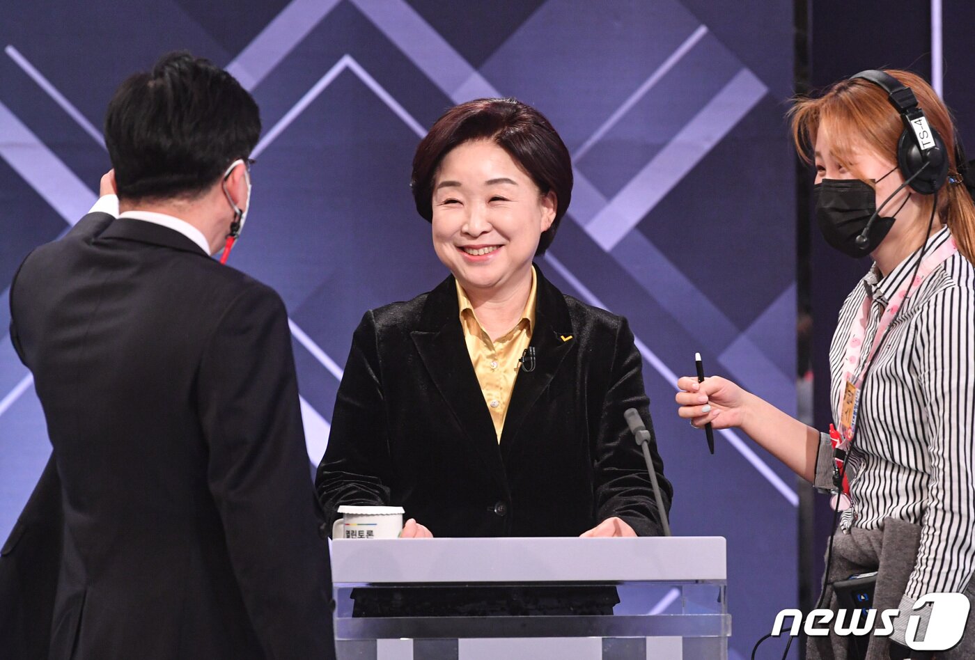 본문 이미지 - 심상정 정의당 대선 후보가 2일 오후 서울 여의도 KBS 본관에서 열린 중앙선거방송토론위원회 주관 제20대 대통령선거 후보 초청 3차 법정 TV 토론회를 준비하고 있다. 2022.3.2/뉴스1 ⓒ News1 이동해 기자