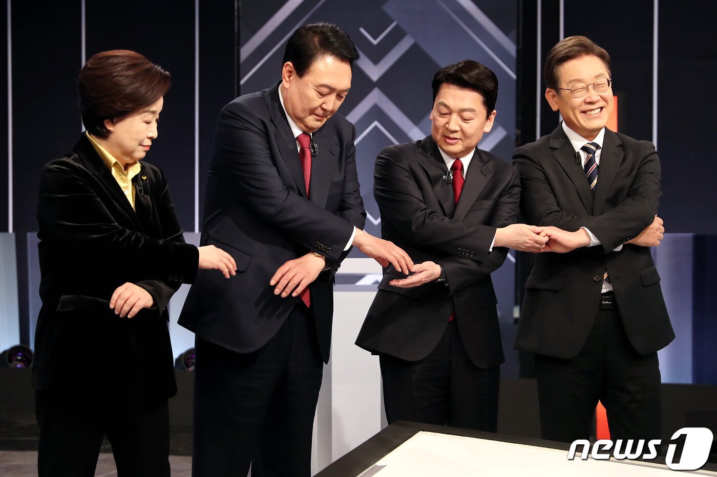 본문 이미지 - 2일 저녁 서울 여의도 KBS 본관에서 열린 중앙선거방송토론위원회 주관 제20대 대통령선거 후보 초청 3차 법정 TV 토론회에서 대선 후보들이 선전을 다짐하고 있다. 왼쪽부터 정의당 심상정, 국민의힘 윤석열, 국민의당 안철수, 더불어민주당 이재명 대선후보. 2022.3.2/뉴스1 ⓒ News1 이동해 기자