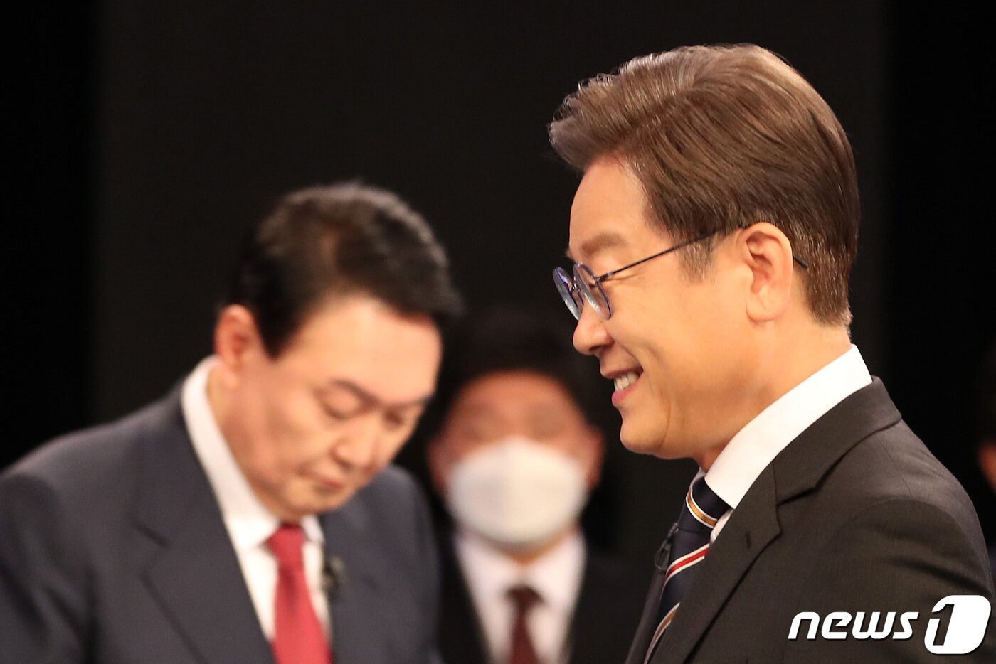 본문 이미지 - 이재명 더불어민주당 대선후보가 2일 저녁 서울 여의도 KBS 본관에서 열린 중앙선거방송토론위원회 주관 제20대 대통령선거 후보 초청 3차 법정 TV 토론회에서 윤석열 국민의힘 대선후보 옆을 지나가고 있다. 2022.3.2/뉴스1 ⓒ News1 이동해 기자