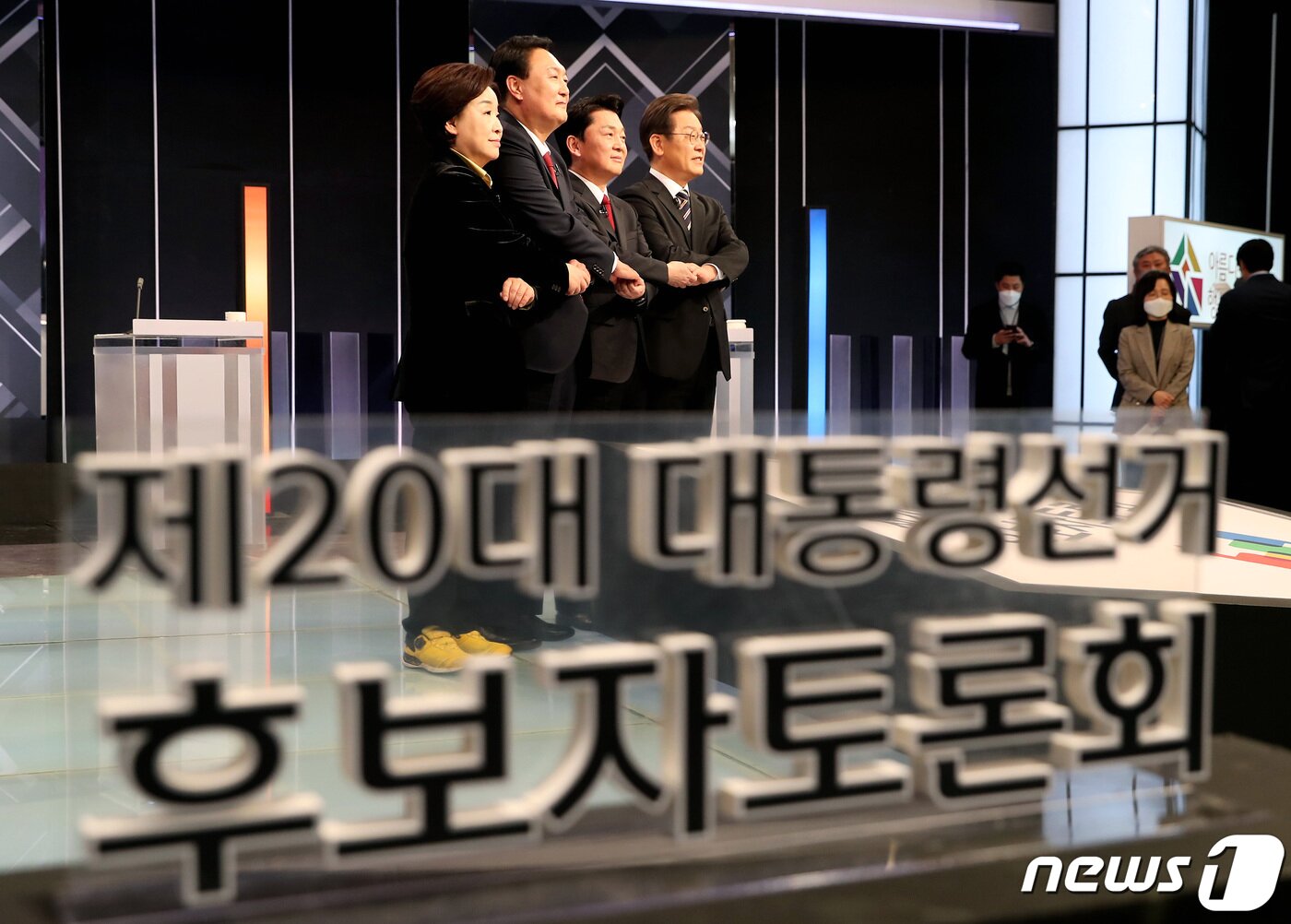 본문 이미지 - 2일 저녁 서울 여의도 KBS 본관에서 열린 중앙선거방송토론위원회 주관 제20대 대통령선거 후보 초청 3차 법정 TV 토론회에서 대선 후보들이 선전을 다짐하고 있다. 왼쪽부터 정의당 심상정, 국민의힘 윤석열, 국민의당 안철수, 더불어민주당 이재명 대선후보. 2022.3.2/뉴스1 ⓒ News1 이동해 기자