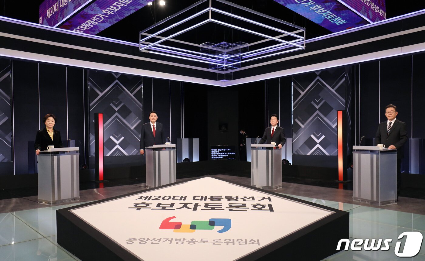 본문 이미지 - 2일 저녁 서울 여의도 KBS 본관에서 열린 중앙선거방송토론위원회 주관 제20대 대통령선거 후보 초청 3차 법정 TV 토론회에서 대선 후보들이 토론을 준비하고 있다. 왼쪽부터 정의당 심상정, 국민의힘 윤석열, 국민의당 안철수, 더불어민주당 이재명 대선후보. 2022.3.2/뉴스1 ⓒ News1 이동해 기자