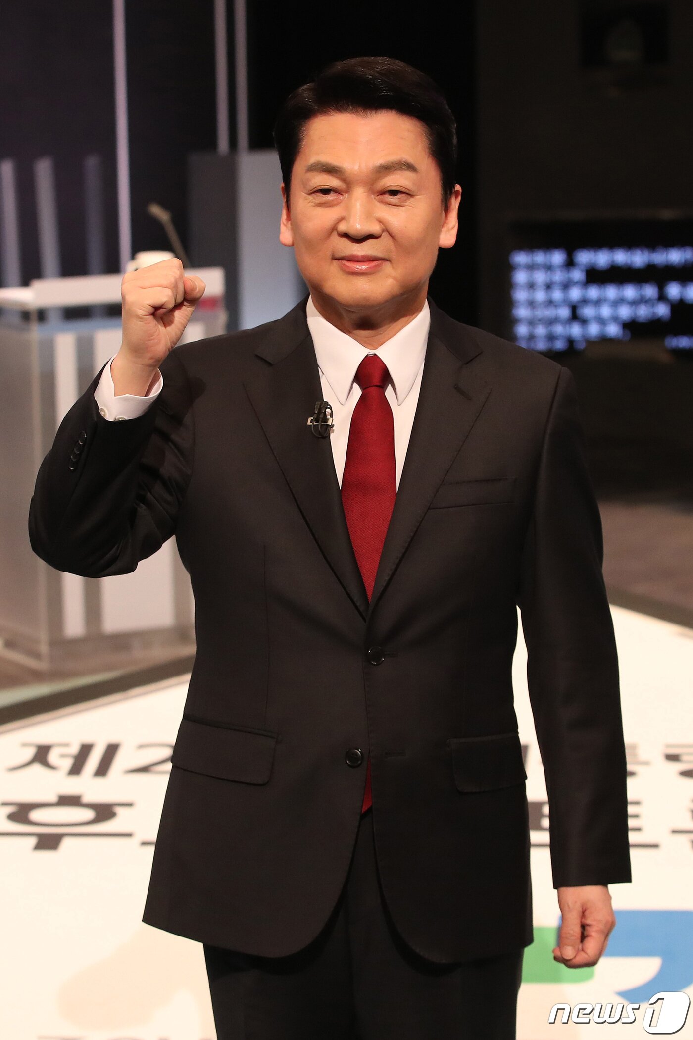 본문 이미지 - 안철수 국민의당 대선후보가 2일 저녁 서울 여의도 KBS 본관에서 열린 중앙선거방송토론위원회 주관 제20대 대통령선거 후보 초청 3차 법정 TV 토론회에서 파이팅을 외치고 있다. 2022.3.2/뉴스1 ⓒ News1 이동해 기자