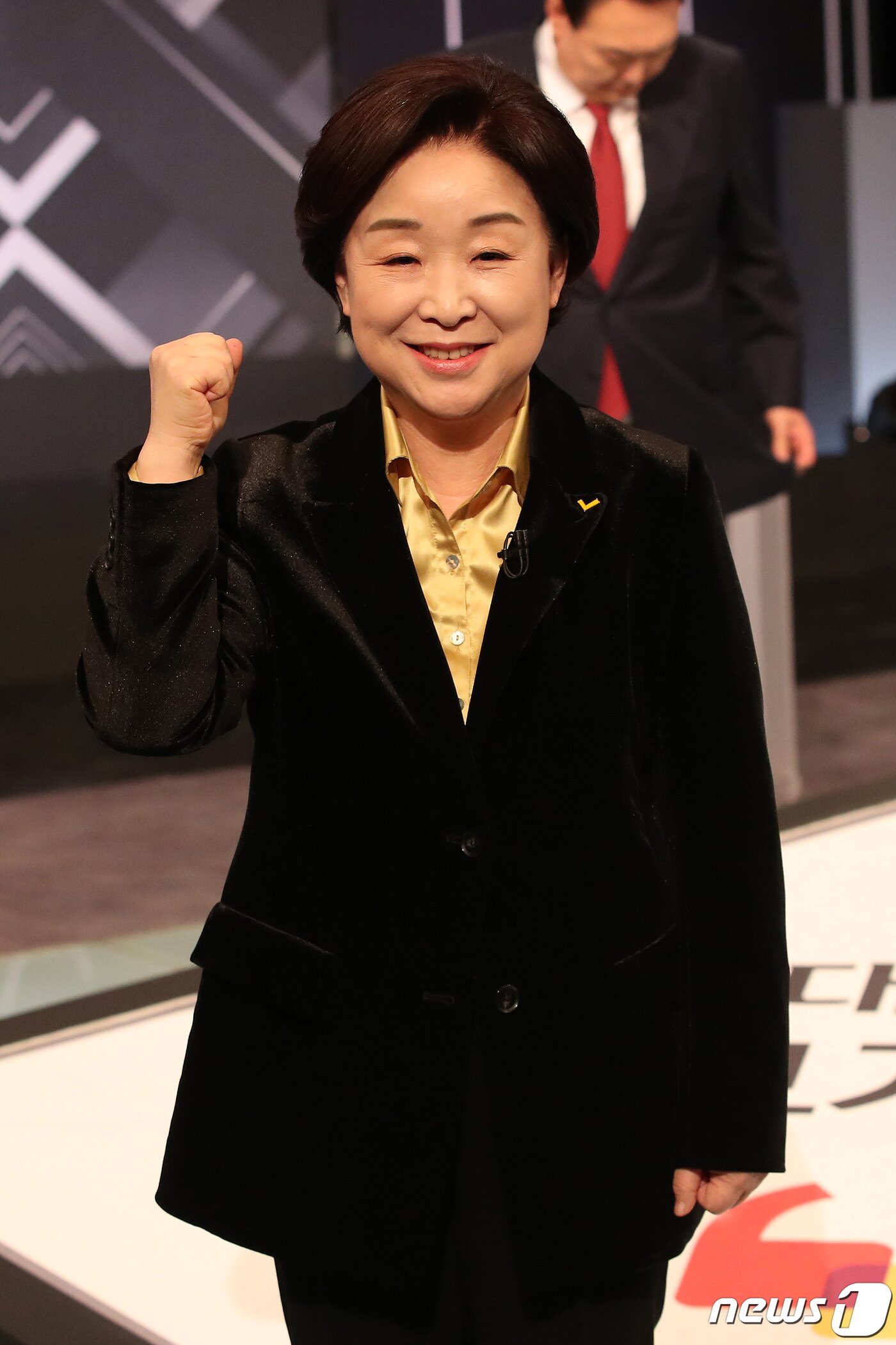 본문 이미지 - 심상정 정의당 대선후보가 2일 저녁 서울 여의도 KBS 본관에서 열린 중앙선거방송토론위원회 주관 제20대 대통령선거 후보 초청 3차 법정 TV 토론회에서 파이팅을 외치고 있다. 2022.3.2/뉴스1 ⓒ News1 이동해 기자
