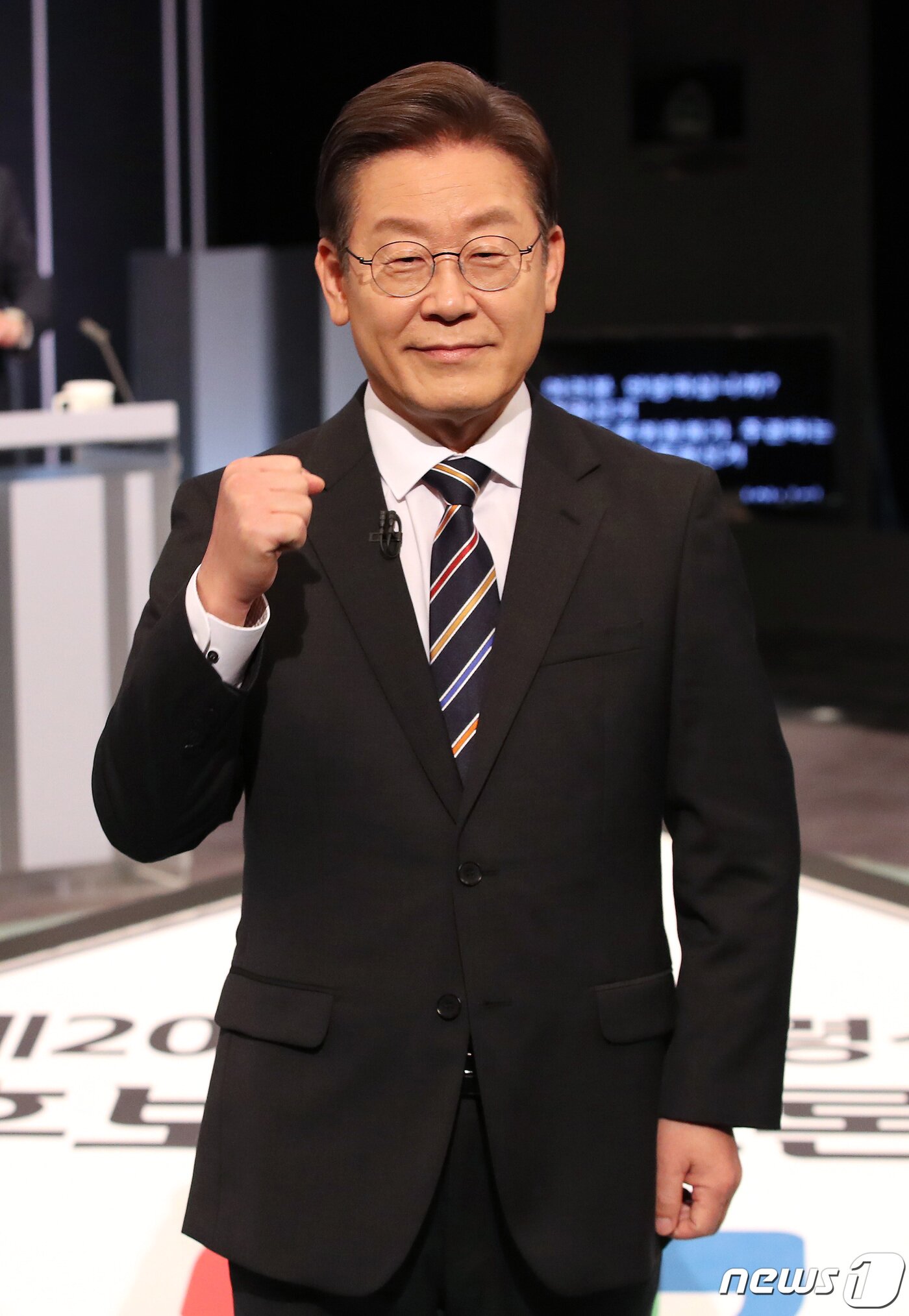 본문 이미지 - 이재명 더불어민주당 대선후보가 2일 저녁 서울 여의도 KBS 본관에서 열린 중앙선거방송토론위원회 주관 제20대 대통령선거 후보 초청 3차 법정 TV 토론회에서 파이팅을 외치고 있다. 2022.3.2/뉴스1 ⓒ News1 이동해 기자