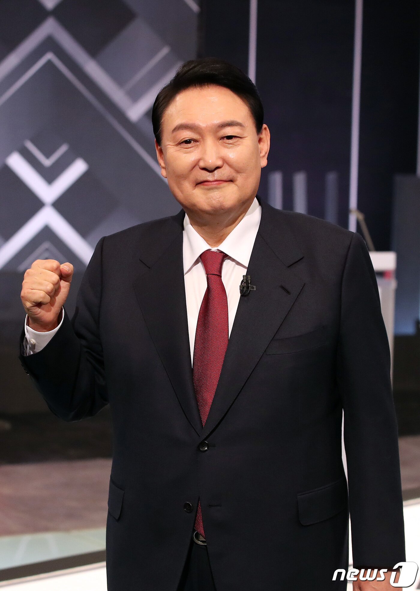 본문 이미지 - 윤석열 국민의힘 대선후보가 2일 저녁 서울 여의도 KBS 본관에서 열린 중앙선거방송토론위원회 주관 제20대 대통령선거 후보 초청 3차 법정 TV 토론회에서 파이팅을 외치고 있다. 2022.3.2/뉴스1 ⓒ News1 이동해 기자