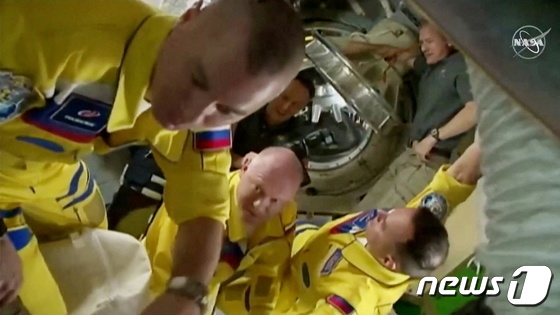 18일(현지시간) 러시아 우주비행사들이 우크라이나 국기를 연상시키는 우주복을 입고 ISS에 도착했다. © 로이터=뉴스1 © News1 박형기 기자