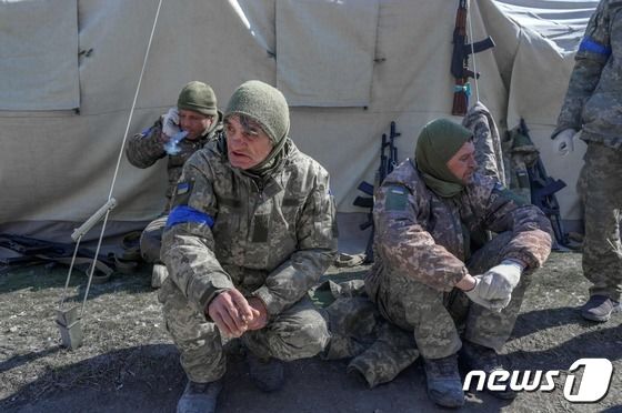19일 (현지시간) 러시아 군의 로켓 공격을 받은 우크라이나 미콜라이우의 군사 학교에서 병사들이 휴식을 하고 있다. © AFP=뉴스1