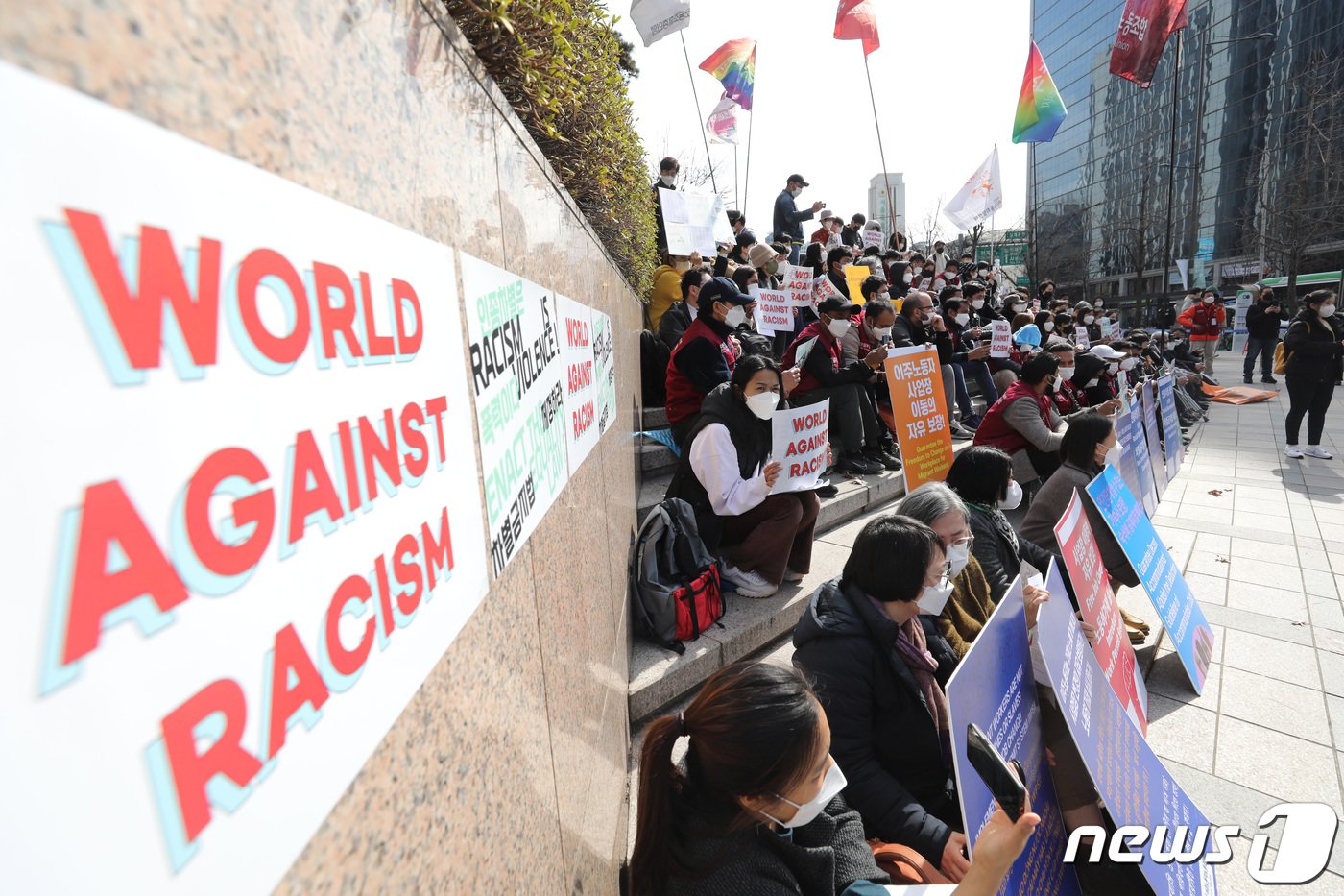 20일 오후 서울 광화문 파이낸스 빌딩 앞에서 차별금지법제정 이주인권연대 주최로 열린 2022 세계 인종차별 철폐의 날 기념대회에서 이주노동자들이 국내 인종차별 근절과 차별금지법 제정을 촉구하고 있다. 2022.3.20/뉴스1 ⓒ News1 박지혜 기자