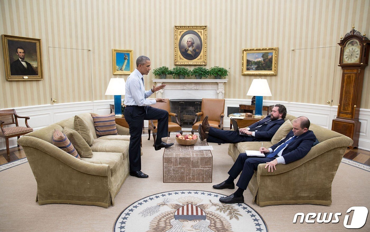 본문 이미지 - 2016년 1월7일(현지시간) 버락 오바마 대통령과 고위 참모들이 대통령 집무실에서 국정 연설 초안에 대해 이야기를 나누고 있다.(사진제공=백악관).ⓒ 뉴스1