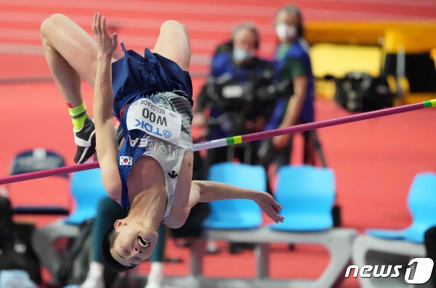 본문 이미지 - 높이뛰기 간판 우상혁(26·국군체육부대)이 대한민국 육상의 새 역사를 썼다. 우상혁은 20일(한국시간) 세르비아 베오그라드의 스타크 아레나에서 열린 2022 세계실내육상선수권대회 남자 높이뛰기에서 2m34를 넘어 금메달을 차지했다. ⓒ AFP=뉴스1 ⓒ News1 임세영 기자