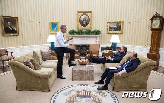 본문 이미지 - 2016년 1월7일(현지시간) 버락 오바마 대통령과 고위 참모들이 대통령 집무실에서 국정 연설 초안에 대해 이야기를 나누고 있다.(사진제공=백악관).ⓒ 뉴스1