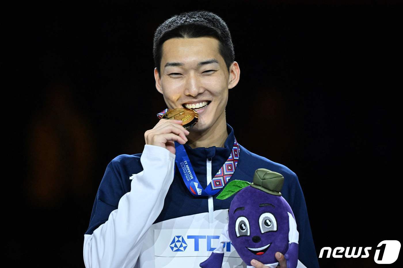 본문 이미지 - 높이뛰기 간판 우상혁(26·국군체육부대)이 대한민국 육상의 새 역사를 썼다. 우상혁은 20일(한국시간) 세르비아 베오그라드의 스타크 아레나에서 열린 2022 세계실내육상선수권대회 남자 높이뛰기에서 2m34를 넘어 금메달을 차지했다. ⓒ AFP=뉴스1 ⓒ News1 임세영 기자