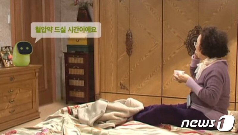 본문 이미지 - 배우 나문희에게 복약여부를 묻는 Ai돌봄로봇 다솜이(KT공식 유튜브 갈무리) ⓒ 뉴스1