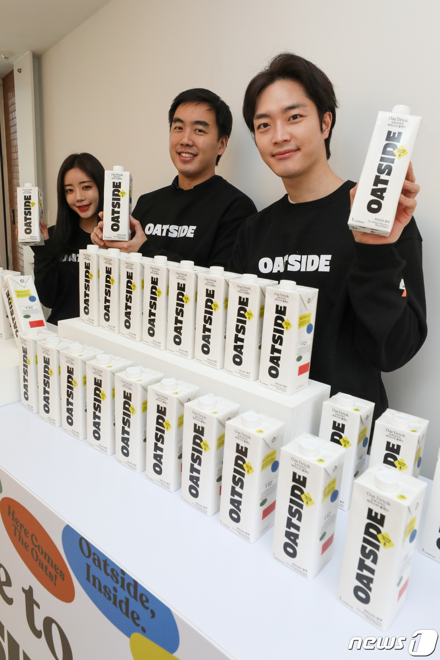 (서울=뉴스1) 안은나 기자 = 21일 서울 중구 피크닉에서 열린 귀리음료 '오트사이드(OATSIDE)' 국내 출시행사에서 글로벌 CEO 베니딕트 림(Benedict Lim, 가운 …