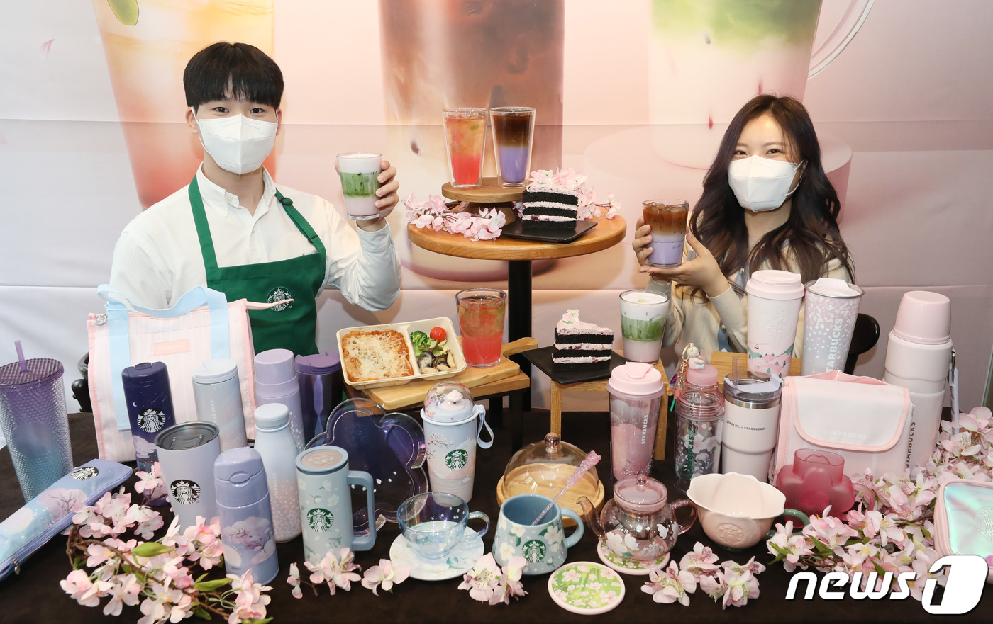 (서울=뉴스1) 박지혜 기자 = 스타벅스 관계자들이 21일 오전 서울 중구 프레스센터점에서 '미드나잇 베르가못 콜드 브루'를 비롯한 새로운 벚꽃 시즌 음료와 푸드, MD 상품을 선 …