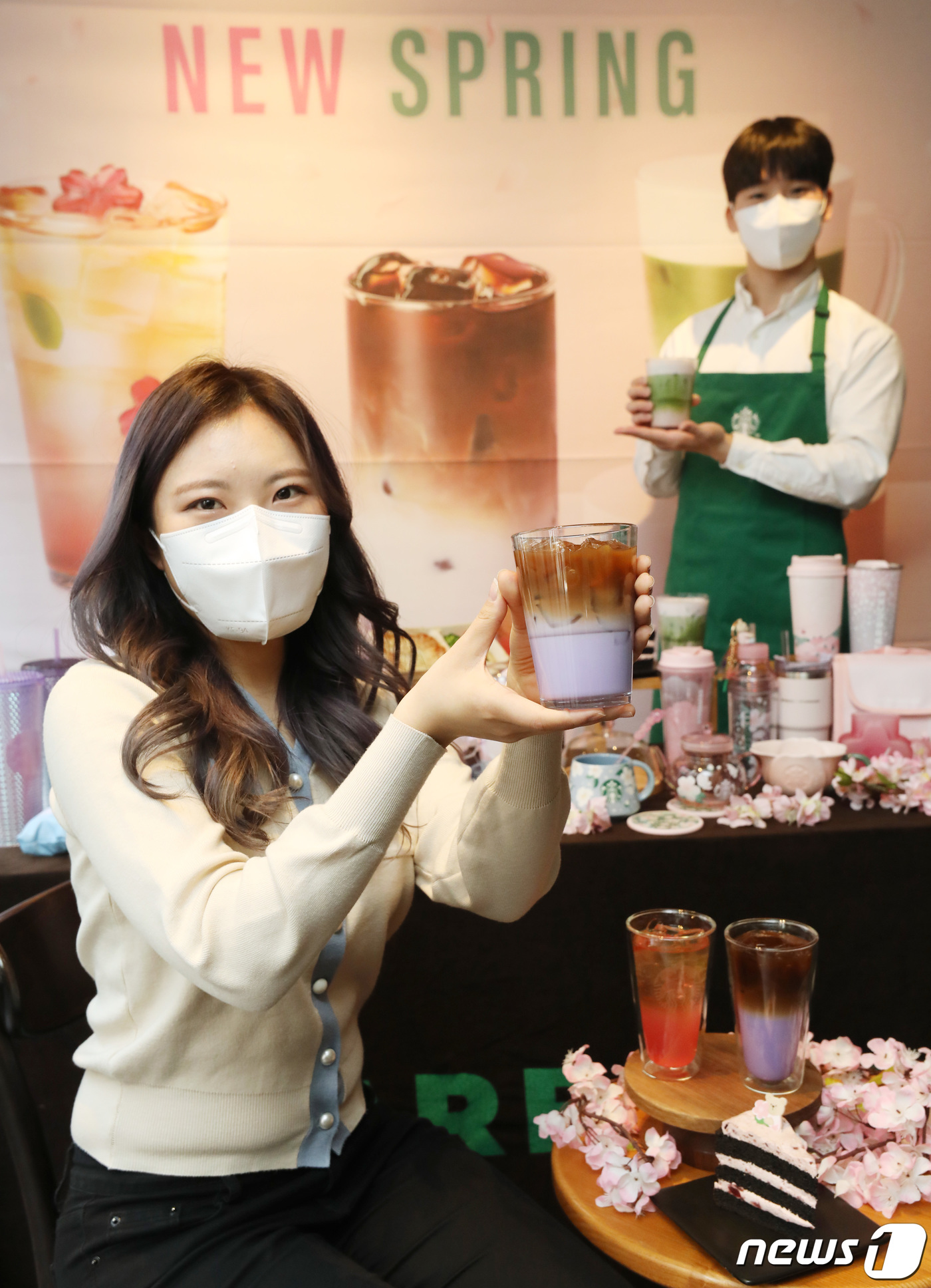 (서울=뉴스1) 박지혜 기자 = 스타벅스 관계자들이 21일 오전 서울 중구 프레스센터점에서 '미드나잇 베르가못 콜드 브루'를 비롯한 새로운 벚꽃 시즌 음료와 푸드, MD 상품을 선 …